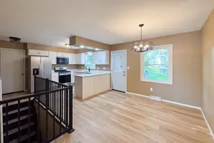 708 Mission Ct, Freeport, IL 61032 - Photo 12