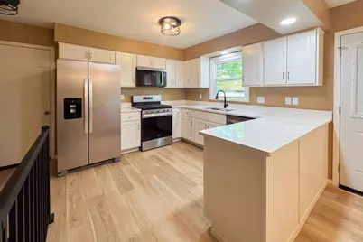 708 Mission Court, Freeport, IL 61032 - Photo 10