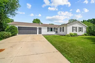 649 Sioux Dr, Freeport, IL 61032 - Photo 2
