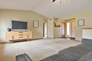 9960 Flint Ct, Roscoe, IL 61073 - Photo 4