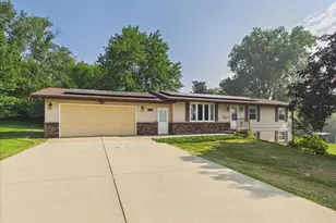 1114 Lynwood Ct, Freeport, IL 61032 - Photo 1