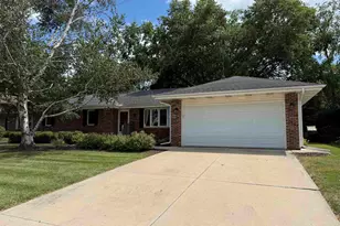 2109 W Cimarron Dr, Freeport, IL 61032 - Photo 2