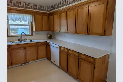 1358 Empire Court, Freeport, IL 61032 - Photo 6