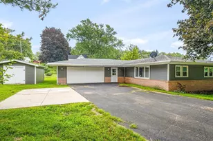 1905 S Walnut Rd, Freeport, IL 61032 - Photo 2