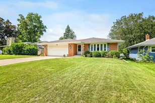 815 Parkside Dr, Rockford, IL 61108 - Photo 2