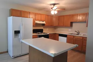 605 Southtowne Dr, Belvidere, IL 61008 - Photo 2
