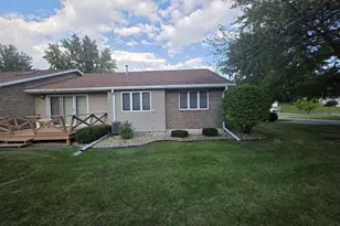 802 N Greenfield Dr, Freeport, IL 61032 - Photo 4