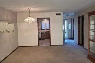 802 N Greenfield Dr, Freeport, IL 61032 - Photo 8