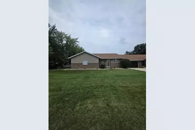802 N Greenfield Drive, Freeport, IL 61032 - Photo 2