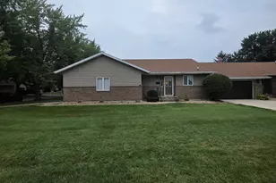 802 N Greenfield Dr, Freeport, IL 61032 - Photo 2