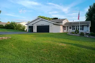 6727 Sawmill Dr, Roscoe, IL 61073 - Photo 2