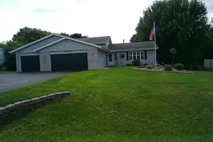 6727 Sawmill Dr, Roscoe, IL 61073 - Photo 1