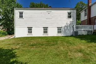 828 Indiana Ave, Rockford, IL 61102 - Photo 2