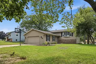 648 Alamo Dr, Freeport, IL 61032 - Photo 4