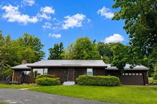 576 Timber Hills Dr, Freeport, IL 61032 - Photo 2