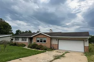 527 Timber Hills Dr, Freeport, IL 61032 - Photo 2