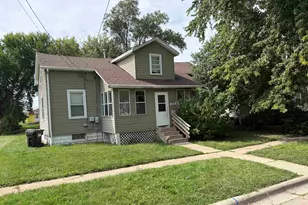 526 N Hunt Ave, Freeport, IL 61032 - Photo 1