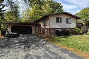 710 N Greenfield Dr, Freeport, IL 61032 - Photo 1