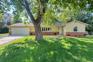 708 Mission Ct, Freeport, IL 61032 - Photo 1