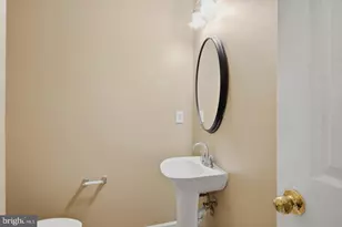 8609 Woodland Manor Dr, Laurel, MD 20724 - Photo 10