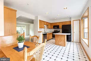 7 Silver Birch Ct, Owings Mills, MD 21117 - Photo 2