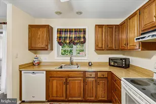 146 Holly Cir, Baltimore, MD 21221 - Photo 8