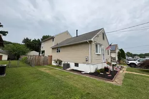 942 Woodlynn Rd, Essex, MD 21221 - Photo 2