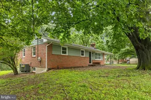 5423 Emerald Dr, Sykesville, MD 21784 - Photo 2