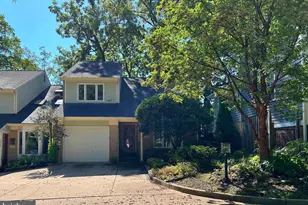 300 Bishops Ct, Falls Church, VA 22046 - Photo 2