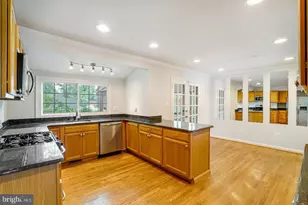 9821 Hampton Ln, Fairfax, VA 22030 - Photo 16