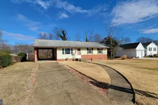 10914 Woodhaven Dr, Fairfax, VA 22030 - Photo 2