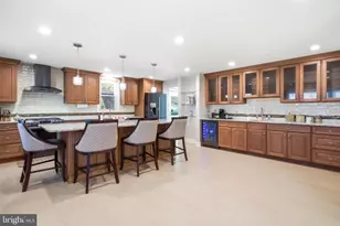 10816 Crest St, Fairfax, VA 22030 - Photo 2