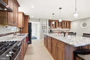 10816 Crest St, Fairfax, VA 22030 - Photo 4