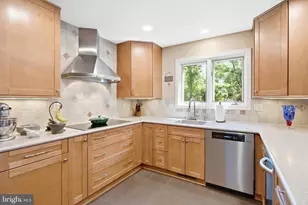 10501 Oak Pl Ct, Fairfax, VA 22030 - Photo 14