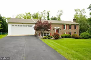 10506 Oak Pl, Fairfax, VA 22030 - Photo 2