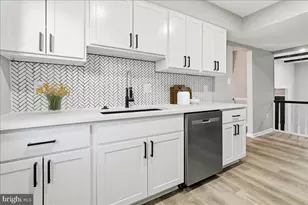 9182 Landgreen St, Manassas, VA 20110 - Photo 2