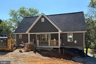715 Hillcrest Dr, Staunton, VA 24401 - Photo 2