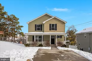 318 Newman St, Strasburg, VA 22657 - Photo 2