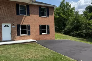 623 Thompson St, Strasburg, VA 22657 - Photo 2