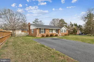 2 Bell Air Ct, Fredericksburg, VA 22405 - Photo 2