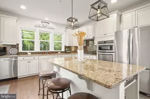 19 Point Bluff St, Fredericksburg, VA 22406 - Photo 2