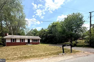 208 Pecan Ln, Fredericksburg, VA 22405 - Photo 2