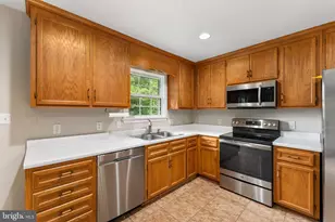70 Grove Ln, Fredericksburg, VA 22406 - Photo 4