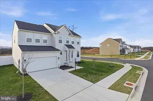 889 Barksdale Dr, Charles Town, WV 25414 - Photo 2