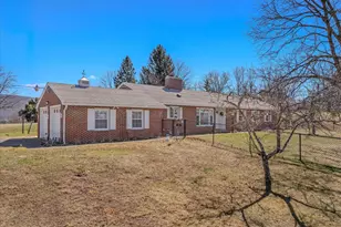 2431 Highland Ridge Rd, Berkeley Springs, WV 25411 - Photo 2