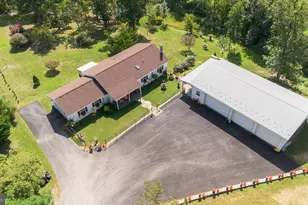 70 Apple Orch Pl, Berkeley Springs, WV 25411 - Photo 2