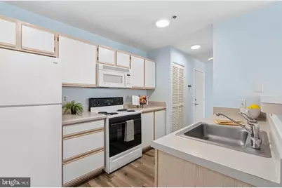 2702 Lighthouse Pt E #629, Baltimore, MD 21224 - Photo 8