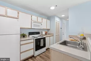 2702 Lighthouse Pt E, Baltimore, MD 21224 - Photo 8