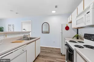 2702 Lighthouse Pt E, Baltimore, MD 21224 - Photo 6