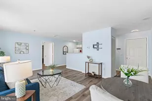 2702 Lighthouse Pt E, Baltimore, MD 21224 - Photo 4